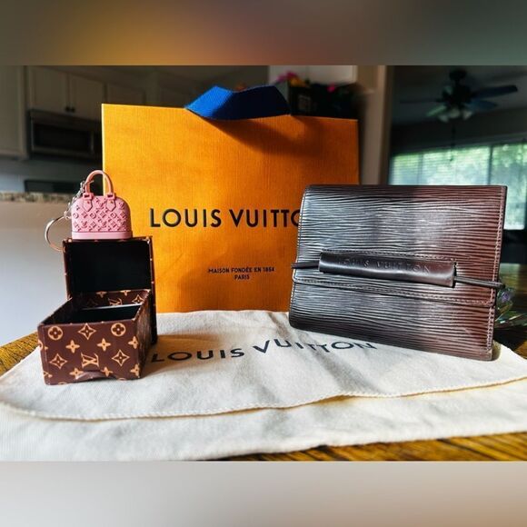 Louis Vuitton Bundle! Brown Epi leather Wallet, Bag, Dustbag, Fashion Keychain - Picture 1 of 12